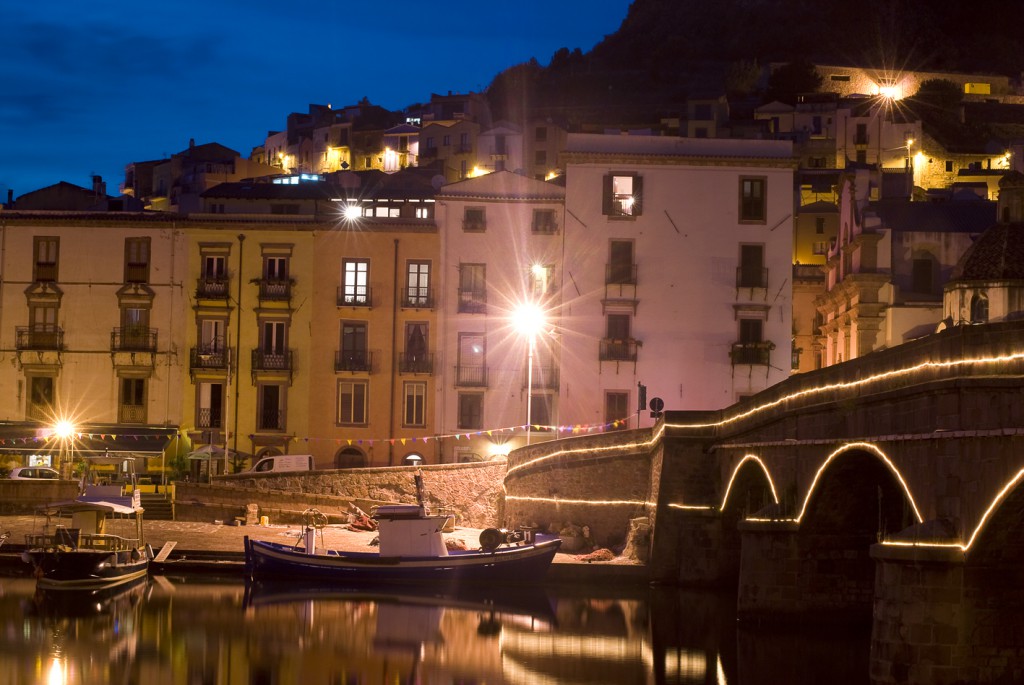 Bosa by night
